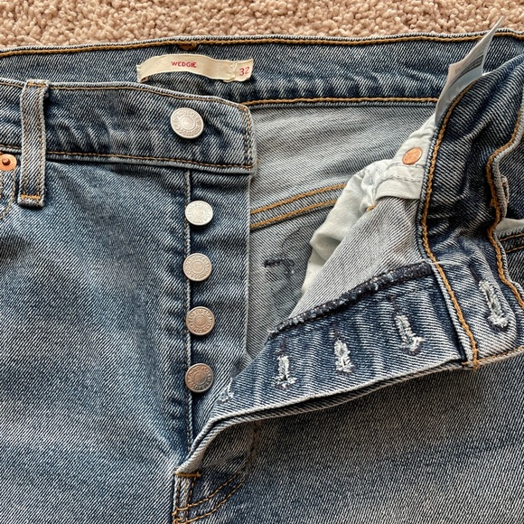 Levi’s Wedgie Fit High Rise Embroidered Jeans Size 32 - Picture 12 of 13